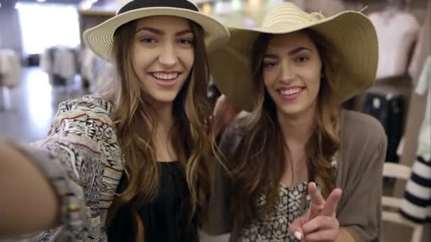 Gemelas Adolescentes Posando Para Cámara Para Selfie Tienda Ropa — Vídeo de stock