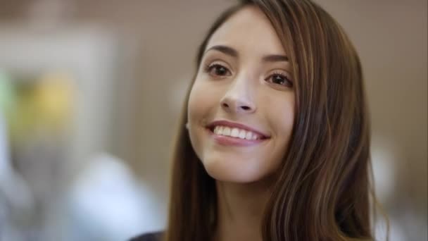 Attraente Giovane Donna Cercando Nero Abito Come Lei Guarda Specchio — Video Stock