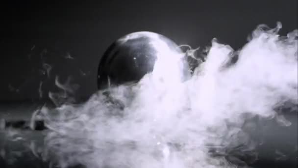 Nebbia Caduta Rivelatore Globo Cromato Seduto Sul Piano Del Tavolo — Video Stock