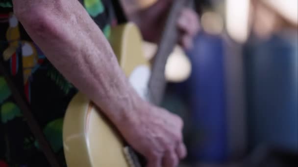 Vista Perto Guitarra Ser Tocada Durante Pequeno Concerto — Vídeo de Stock