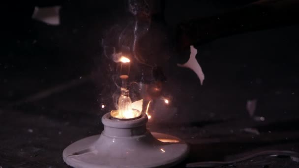 Лампочка Розбивається Молотком — стокове відео