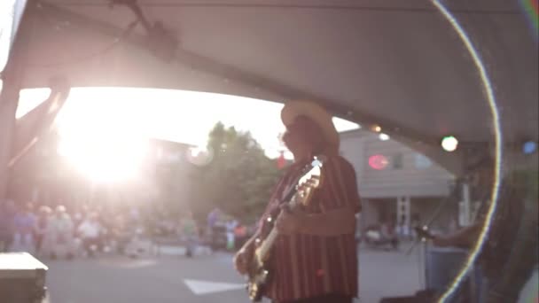 Uomo Suonare Basso Sul Palco Durante Concerto All Aperto — Video Stock