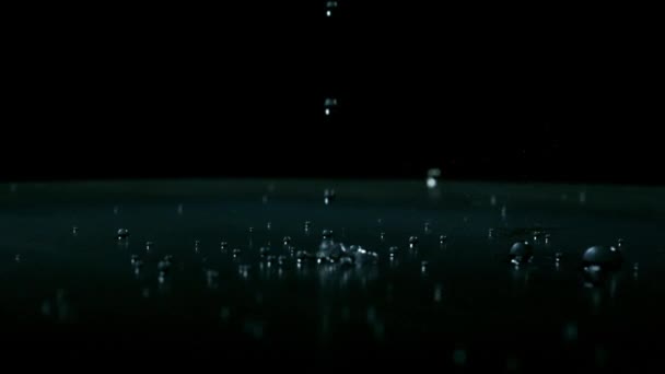 水滴落在黑色背景上的缓慢运动 — 图库视频影像