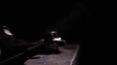 Meşale örs üzerinde sparker tarafından yanıyor