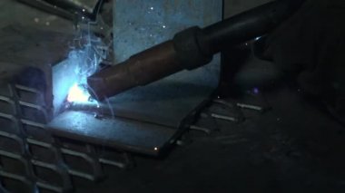 Kaynak yaparken ark kaynakçısından kıvılcım Çıkan ışığın yavaş hareketi.