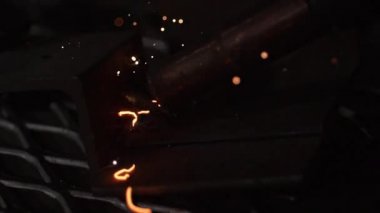 Ark kaynakçı çekim sıcak kıvılcım yavaş hareket.