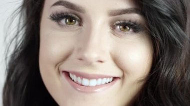 Bir çift için gülümseyen Pretty kadın beyaz ekranda stüdyoalır.