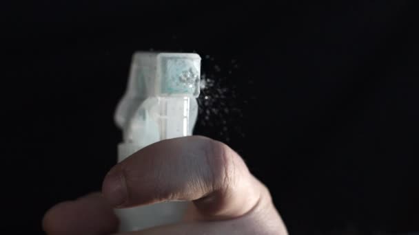 Slow Motion Van Spray Fles Draaibaar Als Het Wordt Gespoten — Stockvideo