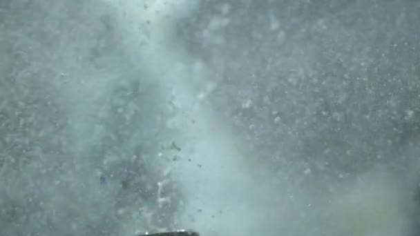 총으로 촬영되는 액체를 장식의 슬로우 — 비디오