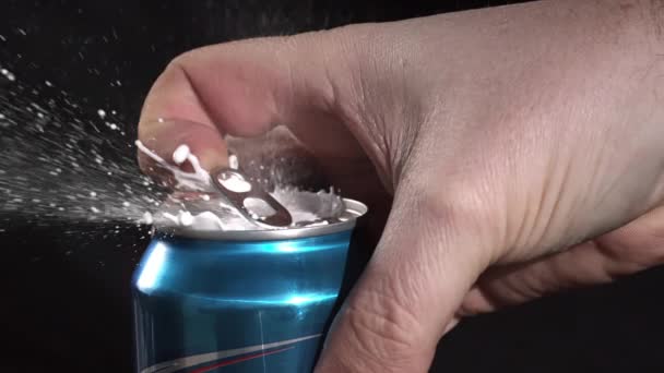 Rotierende Zeitlupe Von Aluminiumdosen Die Sich Öffnen Und Sprühen Während — Stockvideo