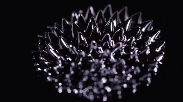 Ferrofluid Κινείται Γύρω Καθώς Μαγνητικές Δυνάμεις Αλλάζουν Σχήμα — Αρχείο Βίντεο