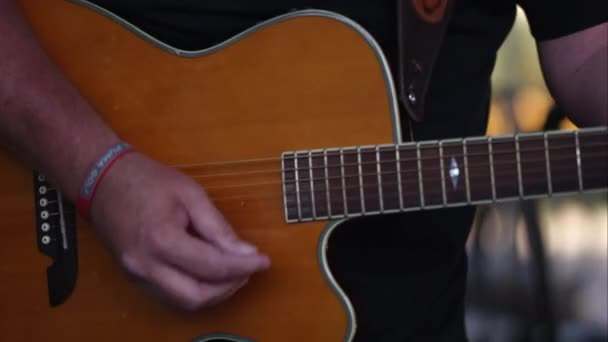 Mann Spielt Gitarre Und Singt Während Konzert — Stockvideo