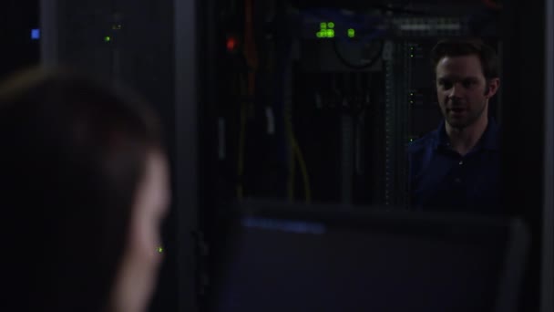 Deux personnes travaillant sur un serveur réseau panoramique de l'homme à la femme de surveillance travaille sur .