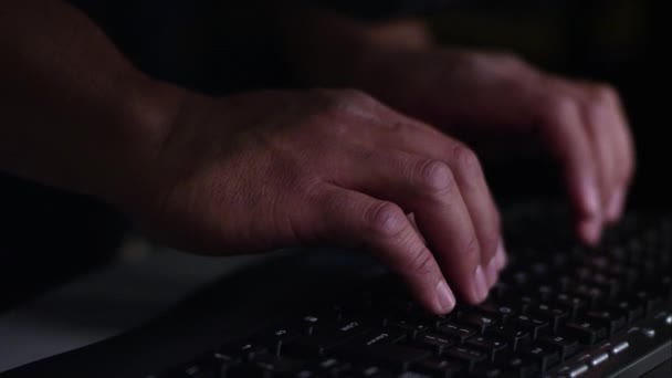 Homem Digitando Teclado Panning Para Enfrentar Sala Servidor Rede — Vídeo de Stock