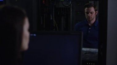 Birbirinizle konuşmak ağ sunucusu üzerinde çalışan iki kişi.