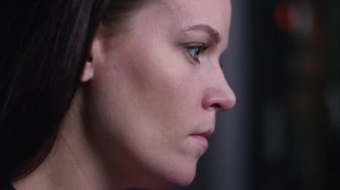 Kadın onun klavye sunucu odasında yazarak aşağı kaydırma görünümünü