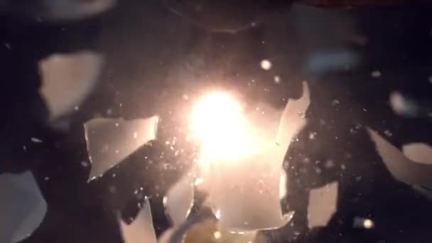 それを粉砕ハンマーから粉々に砕く電球のスローモーション — ストック動画