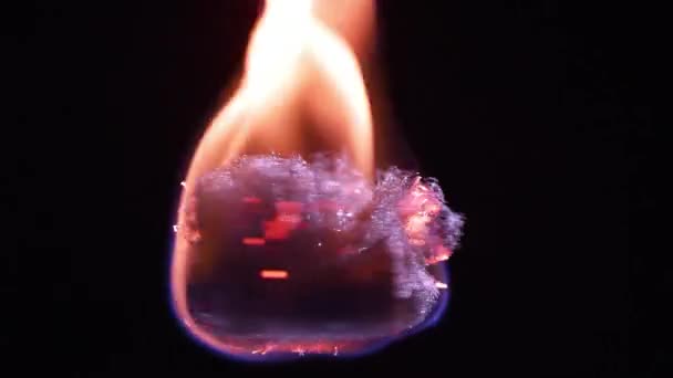Brand Branden Stalen Wol Als Het Draait Tijdens Het Zweven — Stockvideo