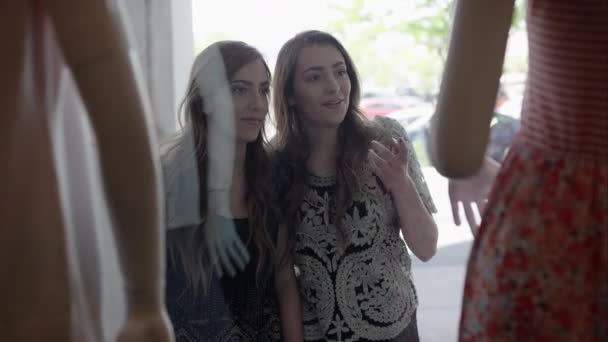 Két Tizenéves Lányok Keresnek Ablakon Mannequins Ruházat Viselése — Stock videók