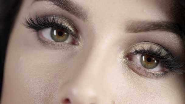 Bliska Oczy Kobiety Jak Ona Porusza Głowę Blinks Pod Oświetleniem — Wideo stockowe