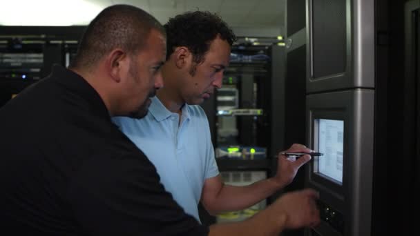 Due Uomini Che Lavorano Sul Monitor Nella Sala Server Come — Video Stock