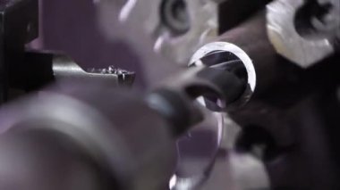 Metal torna metal yol ve sigara kırıkları içine sondaj düşmek.