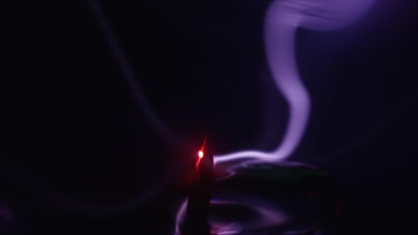 Lasers de boule de plasma se déplaçant au ralenti dans le globe .