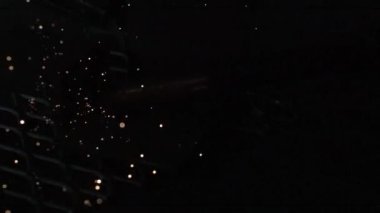 Ark kaynakçısından kaynak yaparken uçan kıvılcımların yavaş hareketi.