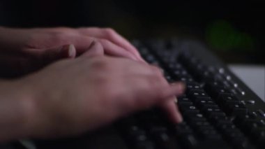 Sunucu odasında klavye yazarak kadının el görünümünü.