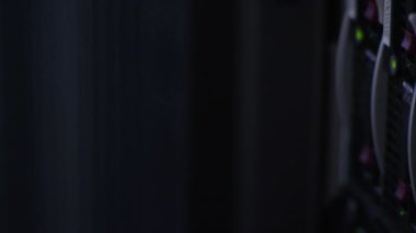 El görünümü kapat kadar çok dokunaklı bir diğer ağ sunucu odasında hareketli sürücüler