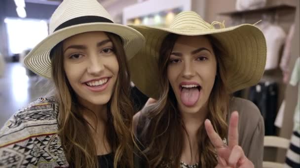 Twin Ragazze Adolescenti Riprese Video Selfie Mentre Negozio Abbigliamento Fare — Video Stock
