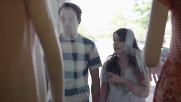 Junges Paar Geht Zum Schaufenster Und Betrachtet Die Schaufensterpuppenauslage — Stockvideo