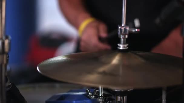 Bliska Człowiek Grający Perkusji Podczas Koncertu — Wideo stockowe
