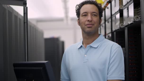 Вид Людини Кімнаті Сервера Посміхається — стокове відео