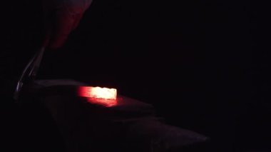 Örs üzerine dövülen kırmızı sıcak metal