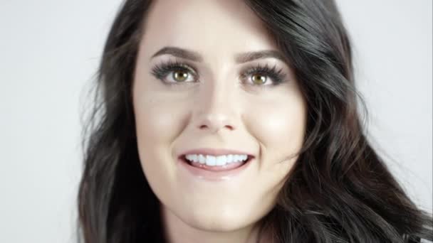 Junge Frau Auf Weißem Bildschirm Lächelt Während Sie Kaugummi Gegen — Stockvideo