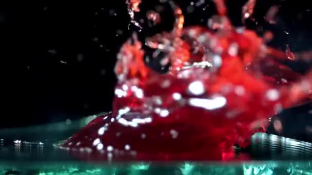 エアガンで撃たれている赤いゼリーのスローモーション — ストック動画