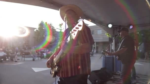 Vista Del Hombre Tocando Guitarra Para Concierto Afuera — Vídeo de stock