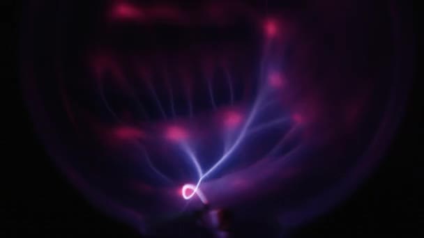 Lasers de boule de plasma se déplaçant au ralenti dans le globe .