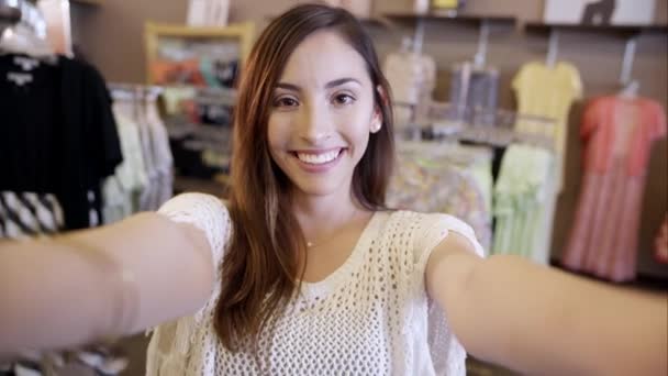 Jonge Vrouw Glimlachen Poseren Voor Camera Als Houdt Het Beweegt — Stockvideo