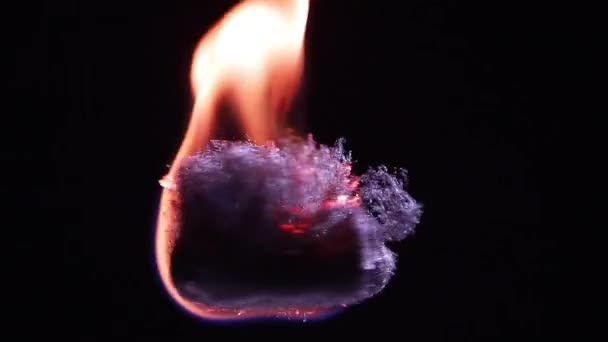 钢毛在漂浮时旋转时燃烧着火 — 图库视频影像