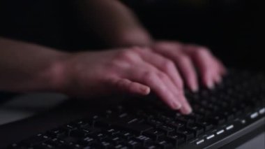 Ağ sunucusu klavyede yazarak kadının yüz elinden görünümü kaydırma