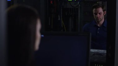 İki kişi çalışma sunucu ağ ve Birbirinizle konuşmak.