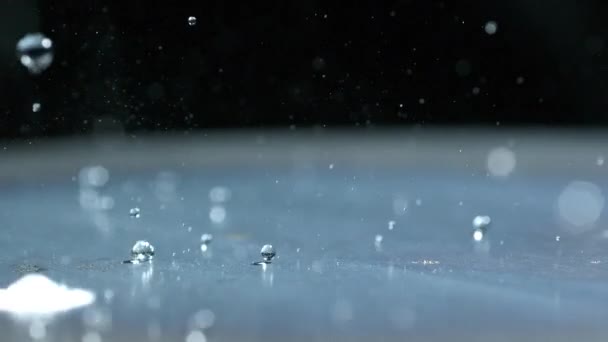 Zeitlupe Von Wassertropfen Die Über Eine Metallplatte Springen — Stockvideo