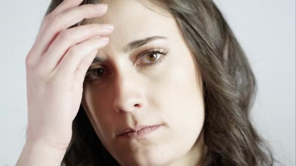 Женщина Белом Экране Смотрит Расчесывает Волосы Лица Студии — стоковое видео