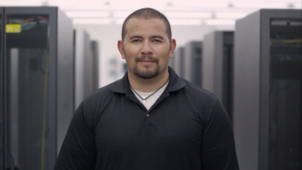 Вид Чоловіка Який Посміхається Кімнаті Мережевого Сервера — стокове відео