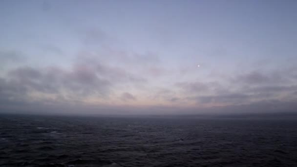 海と水を通って巡航のボートから夕暮れの雲の表示 — ストック動画