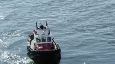 Utah, Abd - Circa 2017: Bir yolcu gemisinden okyanusta yüzen tekneye bakmak