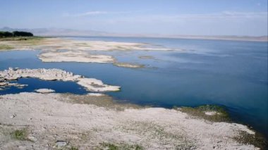 Lake in üstünden uçan ise kayalık sahil manzaralarını.