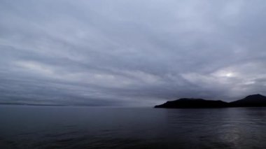 Alaska'da okyanus üzerinde yolcu gemisinden şafakvakti zaman atlama